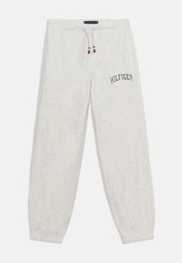 Ανοιχτό γκρι φόρμα με ελαστική μέση και κορδόνι, το κείμενο "HILFIGER" στο πάνω αριστερό μηρό, ριμπ μανσέτες στους αστραγάλους.