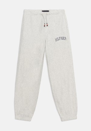 Svetlo sive trenirke z elastičnim pasom in zavezovanjem, napis "HILFIGER" na zgornjem levem stegnenici, rebrasti manšetni na gležnjih.
