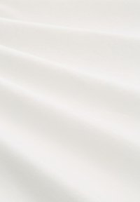 Weißer Stoff mit glatter Textur, der subtile Falten und eine einheitliche Oberfläche zeigt. Keine Muster oder zusätzlichen Details sichtbar.