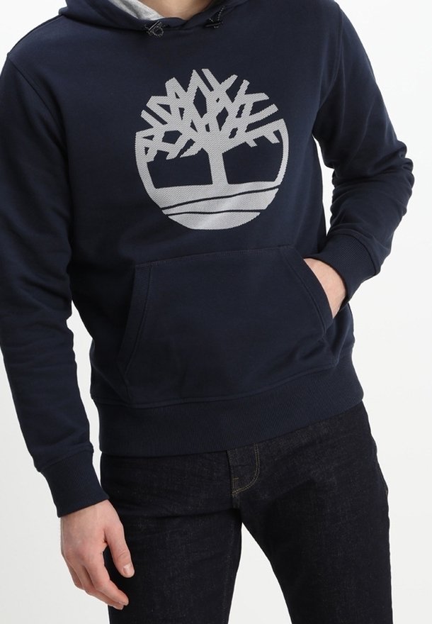 Sudadera azul marino con un gran logotipo de árbol gris en la parte delantera, bolsillo tipo canguro y capucha con cordones. Material suave y puños acanalados.