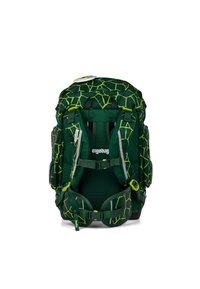 Groene ergonomische rugzak met een geometrisch limegroen patroon, verstelbare schouderbanden, zijvakken en een gevoerd rugpaneel voor comfort.