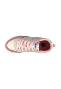 Rosa und cremefarbene Sneaker mit einem Obermaterial aus Wildleder und Mesh, Schnürdesign, kontrastierenden weißen Akzenten und einem Sternlogo auf der Innensohle.