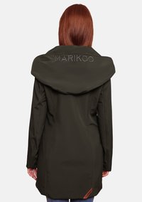 Chaqueta de color verde oliva oscuro con una gran capucha, diseño cerrado, nombre de la marca "MARIKOO" bordado en la parte posterior, textura suave y estilo minimalista.