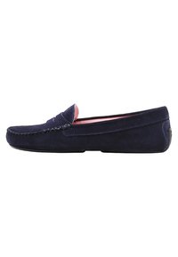 Mocassin en daim bleu marine avec un design de bout cousu, style slip-on et une doublure contrastante rose pâle. Semelle plate avec un léger talon.