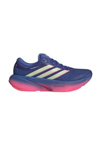 Σκούρο μπλε παπούτσι για τρέξιμο Adidas με πράσινες ρίγες και ροζ σταδιακή σόλα με τις επιγραφές Supernova Rise 3 και Dreamstrike+ στο πλάι.