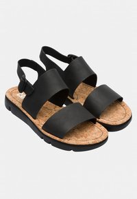Svarta sandaler med två breda remmar, korkinlägg och gummisula. Justerbar spänne på hälen för en säker passform.