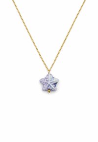 Collier en chaîne dorée avec un pendentif en forme d'étoile violette, présentant une surface texturée et un détail de perle centrale, mesurant environ 1 pouce.