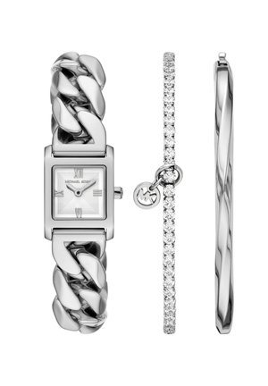 Silberne Gliederketten-Uhr mit römischen Ziffern, kombiniert mit einem schlanken Armband aus Strasssteinen mit einem kleinen runden Anhänger.