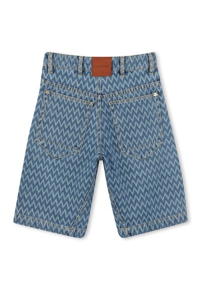 Shorts en denim avec un motif en zigzag de couleur bleu clair, dotés d'une étiquette de taille en cuir marron et de deux poches arrière.