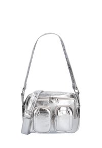 Zilveren metallic handtas met twee voorzakken, ritsluiting en verstelbare strap. Gladde textuur met een strak, compact ontwerp.
