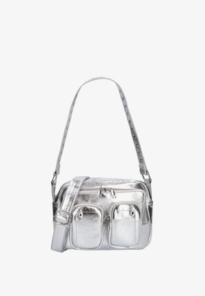 Zilveren metallic handtas met twee voorzakken, ritsluiting en verstelbare strap. Gladde textuur met een strak, compact ontwerp.