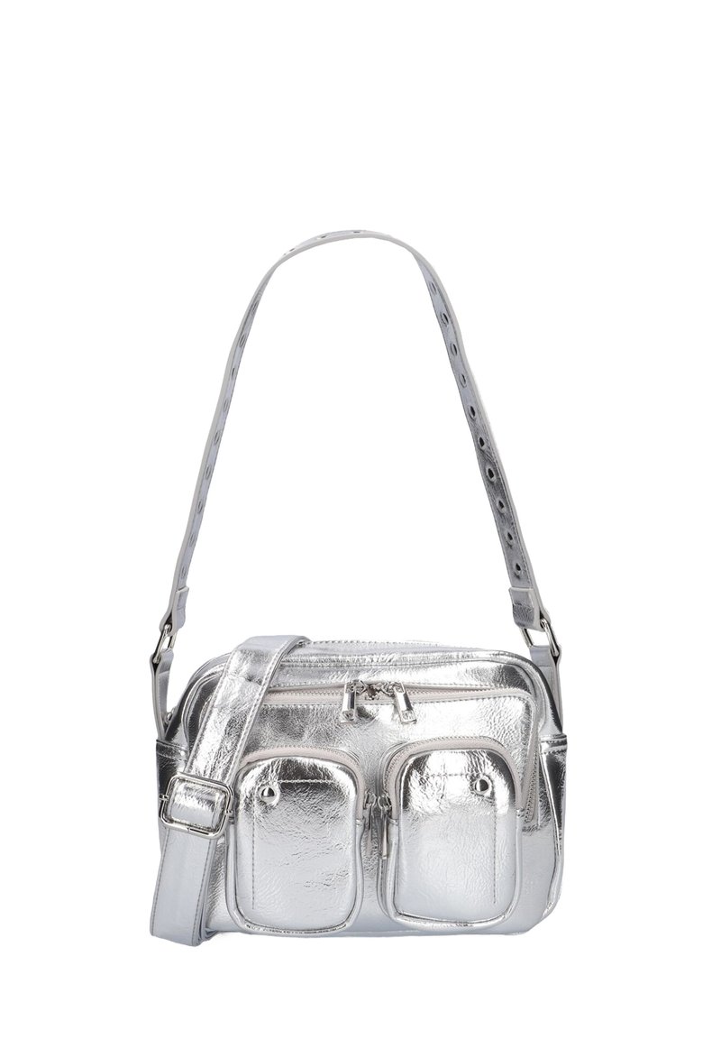 Zilveren metallic handtas met twee voorzakken, ritsluiting en verstelbare strap. Gladde textuur met een strak, compact ontwerp.
