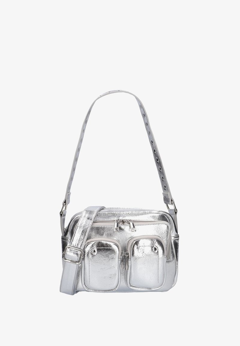 Sac à main en métal argenté avec deux poches avant, fermeture zippée et bandoulière réglable. Texture lisse avec un design compact et épuré.