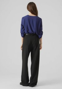 Vero Moda MIT 3/4 ÄRMELN V-AUSSCHNITT - Blouse - astral aura