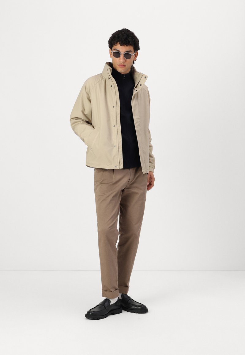 Tommy Hilfiger SAIL REGATTA JACKET - Mezisezónní bunda - sandalwood