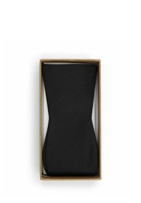 Zwart elastisch tailleband verpakt in een rechthoekige kartonnen doos. Glad materiaal met een matte afwerking, met een gestroomlijnd ontwerp.