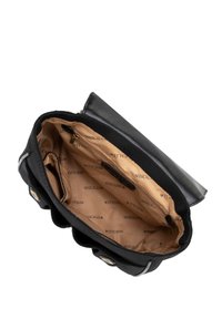 Bolso de mano negro con un exterior texturizado, herrajes dorados y un interior beige. Presenta múltiples compartimentos y un diseño estructurado.