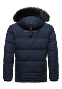 Marinblå pufferjacka med en huva med konstfuskpäls, ribbade ärmslut och en logotypklistermärke på baksidan. Horisontellt quiltat mönster över hela jackan.