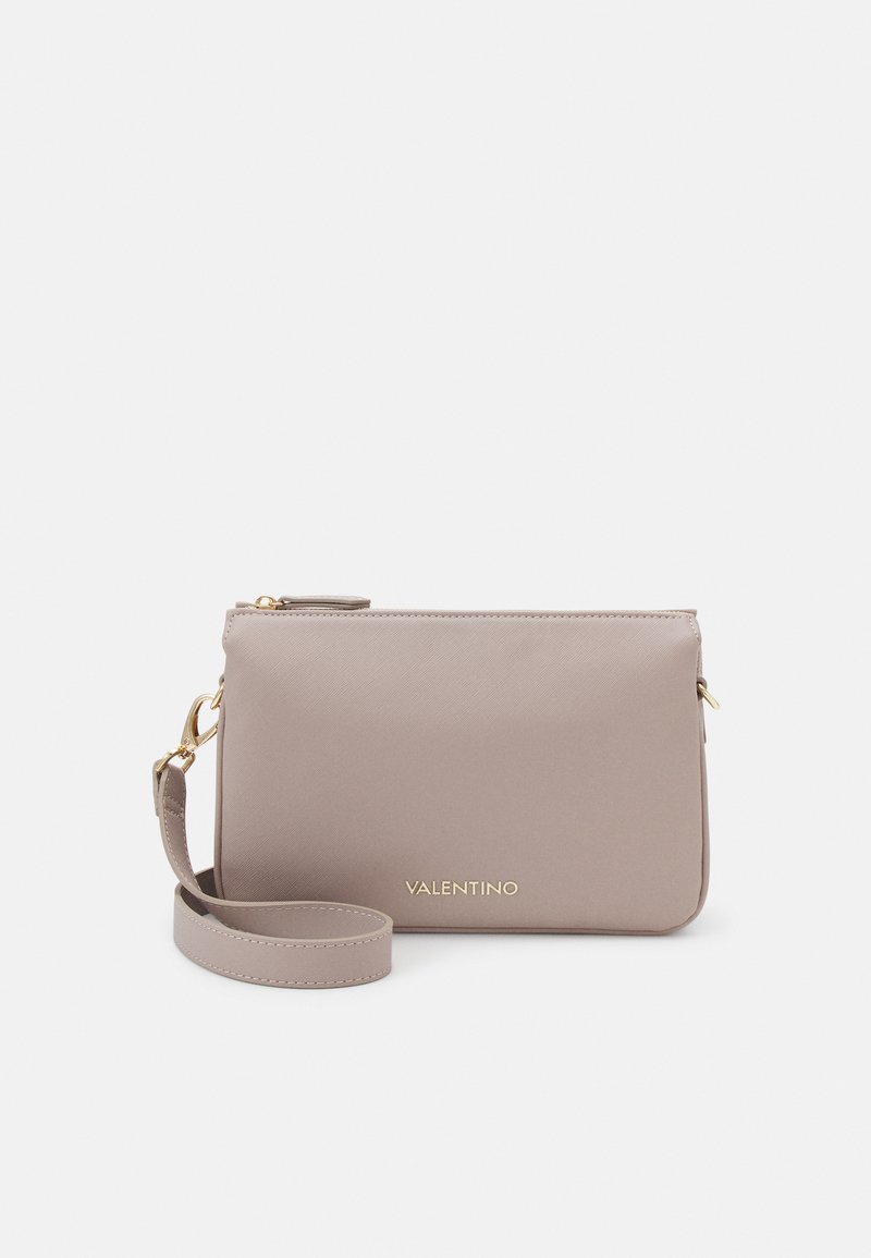 Sac crossbody Valentino en beige clair, fabriqué en matériau texturé. Il présente une fermeture éclair dorée, un détail de logo et une bandoulière détachable.