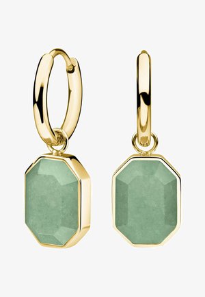 Les boucles d'oreilles en or à anneaux présentent des pendentifs octogonaux en pierre verte avec une surface facettée, mettant en valeur des textures métalliques et en pierre lisses.