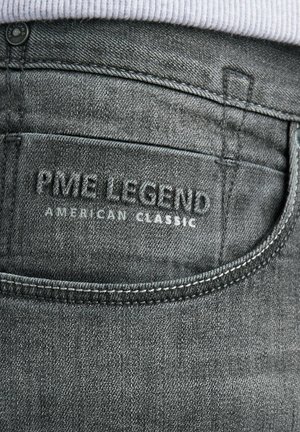 Jeans en denim gris avec une finition texturée, présentant un accent de poche arrière et un logo embossé portant la mention "PME LEGEND AMERICAN CLASSIC."