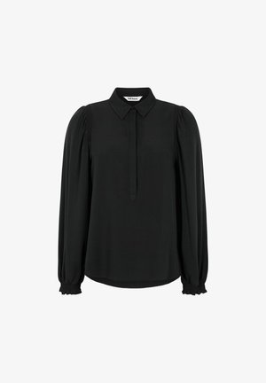 Čierna blúzka vyrobená z hladkej látky, s špicatým golierom, dlhými vyp puffovanými rukávmi, skrytým zapínaním na gombíky a volánovými manžetami.