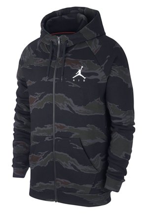 Schwarzer und grauer Camouflage-Zipper mit Fronttaschen, Kapuzenkordel und weißem Air Jordan Jumpman-Logo auf der Brust.