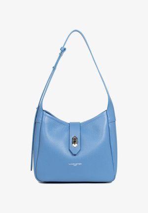 Helleblaue Lederhandtasche mit geschwungener Form, ausgestattet mit einemmetallenen Verschluss und einem langen, verstellbaren Riemen. Texturierte Oberfläche mit Markenlogo.