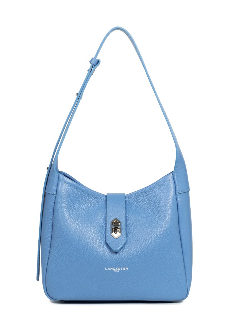 Sac à main en cuir bleu clair avec une forme incurvée, équipé d'un fermoir en métal et d'une longue bandoulière réglable. Surface texturée avec le logo de la marque.