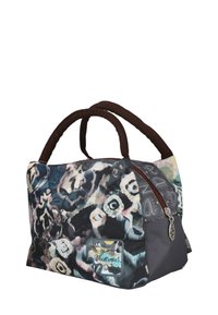 Bolso de mano de tela con un diseño abstracto y patrones, asas acolchadas marrones, parche frontal que dice "Con tus recuerdos" y cierre de cremallera en la parte superior.