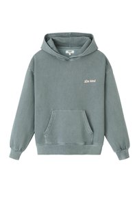 Sweatshirt à capuche vert décoloré, fabriqué en tissu doux. Il dispose d'une poche kangourou et de l'inscription "Soyez gentil" brodée en rose clair sur la poitrine.