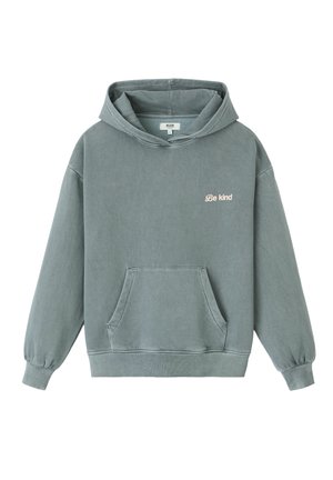 Sweatshirt à capuche vert décoloré, fabriqué en tissu doux. Il dispose d'une poche kangourou et de l'inscription "Soyez gentil" brodée en rose clair sur la poitrine.