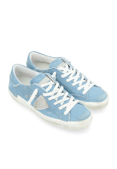 Sneakers in tela azzurra con lacci bianchi e suole in gomma. Presentano una finitura testurizzata e un accent gray triangolare sul lato.