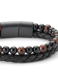 Schwarzes geflochtenes Lederarmband mit runden schwarzen und braunen Perlen sowie einem eleganten metallischen Verschluss. Strukturiertes Design aus mehreren Materialien.