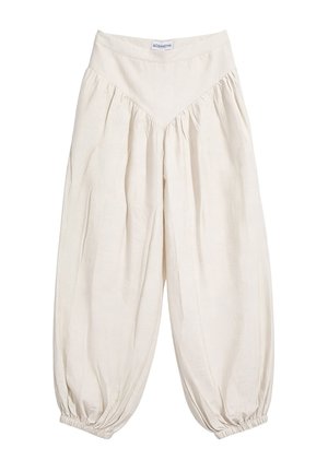 Pantalones sueltos color crema con cintura alta en forma de V y puños elásticos en los tobillos, hechos de tela ligera.