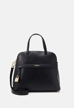 Schwarze Furla-Handtasche aus Leder mit oberen Griffen, abnehmbarem Schulterriemen, goldenem Reißverschluss und kleinem goldfarbenem Vorhängeschloss-Detail auf der Vorderseite.