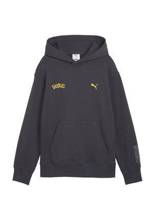 Sort hættetrøje med gule Pokémon- og Puma-logoer på brystet og #0819 trykt på venstre ærme.