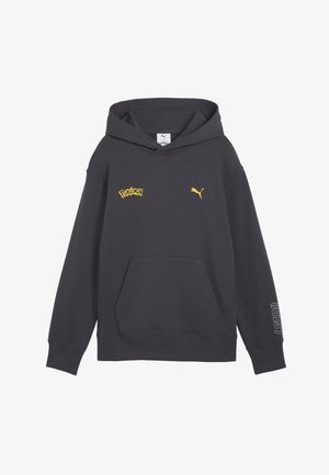 Sweat à capuche noir avec les logos jaunes de Pokémon et Puma sur la poitrine et #0819 imprimé sur la manche gauche.