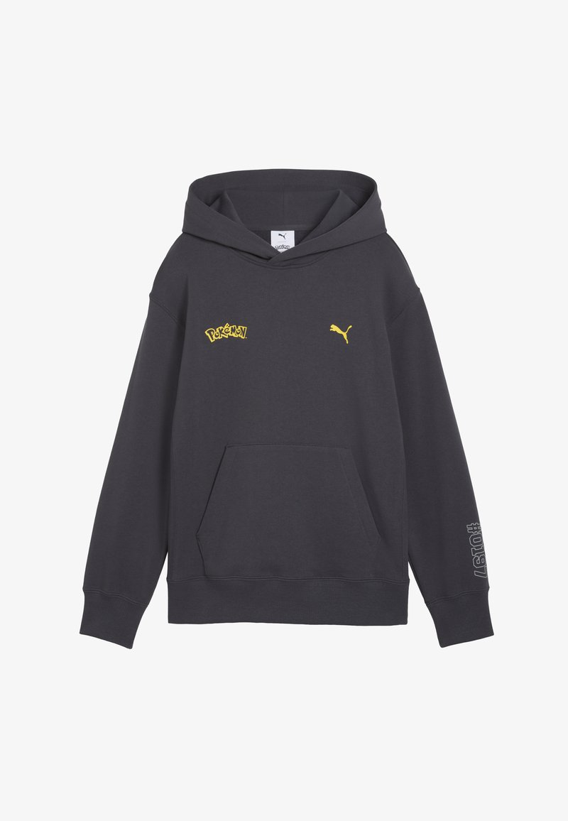 Sweat à capuche noir avec les logos jaunes de Pokémon et Puma sur la poitrine et #0819 imprimé sur la manche gauche.