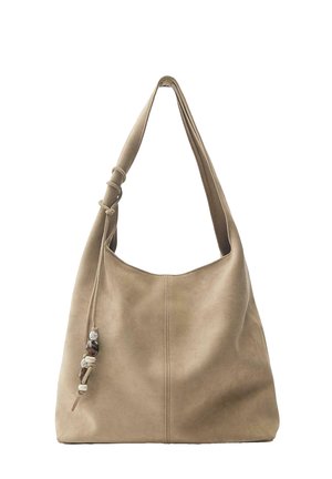 Borsa a tracolla in pelle scamosciata beige con una singola cinghia e perline decorative appese a un cordoncino sul lato.