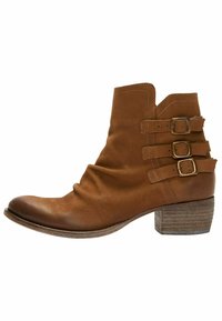 Hnědé kožené kotníkové boty se třemi bočními přezkami, vrstveným dřevěným podpatkem a mírně špičatou špičkou.