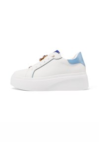 Sneaker in pelle bianca con tallone blu e suola piatta spessa bianca. Presenta dettagli in oro e accenti di cucitura blu.
