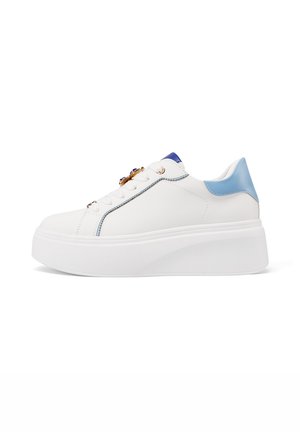 Sneaker in pelle bianca con tallone blu e suola piatta spessa bianca. Presenta dettagli in oro e accenti di cucitura blu.