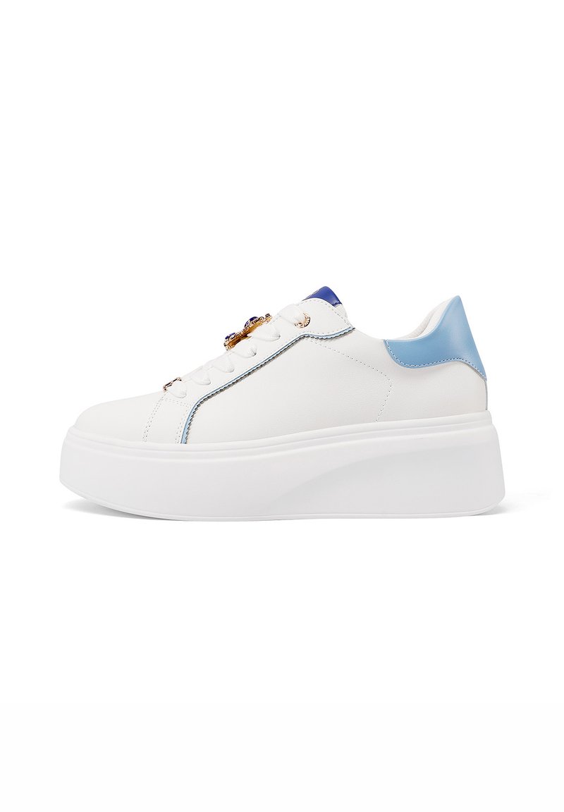 Sneaker in pelle bianca con tallone blu e suola piatta spessa bianca. Presenta dettagli in oro e accenti di cucitura blu.