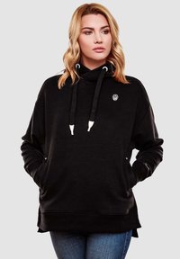 Sudadera negra con cuello alto, cordones y bolsillos frontales. Presenta un pequeño logo en el pecho y puños de canalé. Textura suave.