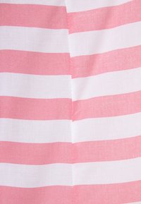 Randig tyg med växlande rosa och vita horisontella ränder, tillverkat av lättviktsmaterial med en slät, något strukturerad yta.