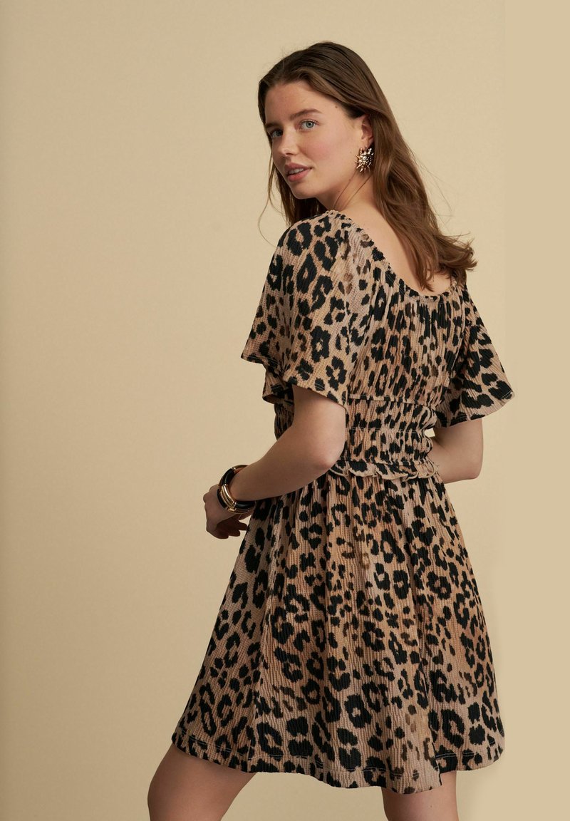 Next REGULAR FIT SHORT SLEEVE Vestito di maglina leopard