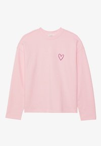 Sudadera de algodón rosa con mangas largas y escote redondo. Presenta un pequeño corazón bordado en un rosa más oscuro en el lado izquierdo del pecho.