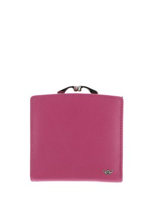 Portefeuille en cuir rose avec fermeture à clip argenté et petit logo métallique dans le coin inférieur droit, présenté sur fond blanc.