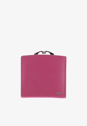 Portefeuille en cuir rose avec fermeture à clip argenté et petit logo métallique dans le coin inférieur droit, présenté sur fond blanc.